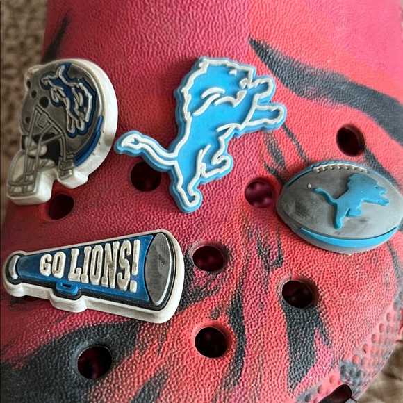 CROCS Kids Red and Black Detroit Lions Sandals with Sports Charms size J1 - Picture 3 of 8